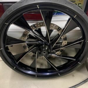 Black Contrast-Cut Forged Rear Wheel with Metzeler Cruisetec Performance Cruiser Tire